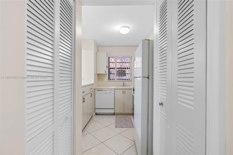 Condo in Miami, Florida, 2 bedrooms  № 1944965 - photo 15