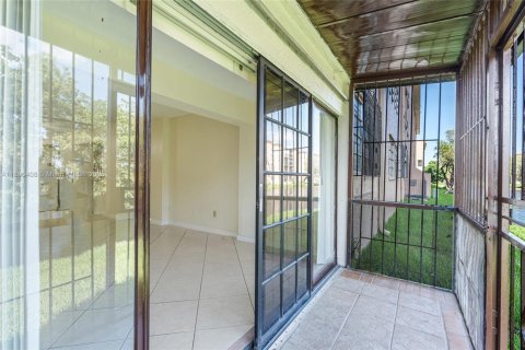 Condo in Miami, Florida, 2 bedrooms  № 1944965 - photo 27