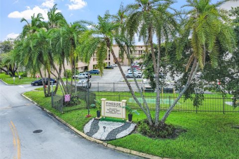 Condo in Miami, Florida, 2 bedrooms  № 1944965 - photo 1
