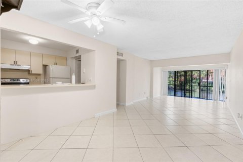 Condo in Miami, Florida, 2 bedrooms  № 1944965 - photo 6