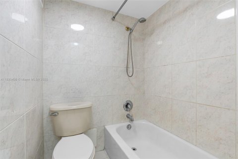Condo in Miami, Florida, 2 bedrooms  № 1944965 - photo 22