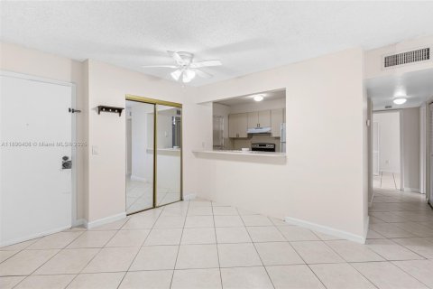 Condo in Miami, Florida, 2 bedrooms  № 1944965 - photo 11