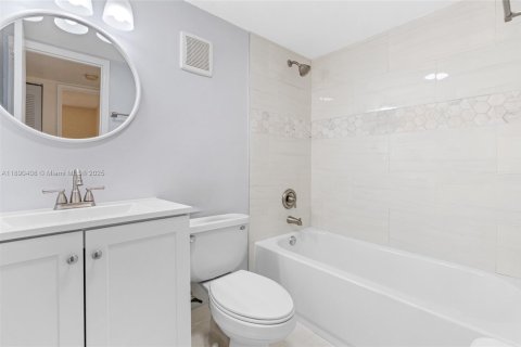 Condo in Miami, Florida, 2 bedrooms  № 1944965 - photo 17