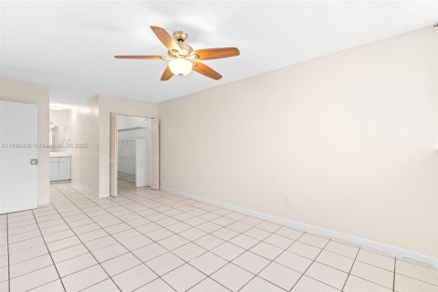 Condo in Miami, Florida, 2 bedrooms  № 1944965 - photo 18
