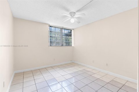 Condo in Miami, Florida, 2 bedrooms  № 1944965 - photo 24