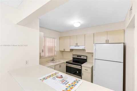 Condo in Miami, Florida, 2 bedrooms  № 1944965 - photo 12