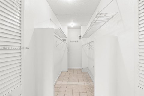 Condo in Miami, Florida, 2 bedrooms  № 1944965 - photo 19