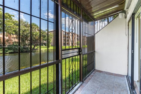 Condo in Miami, Florida, 2 bedrooms  № 1944965 - photo 4