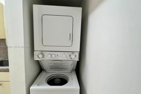 Condo in Sweetwater, Florida, 3 bedrooms  № 2042976 - photo 7