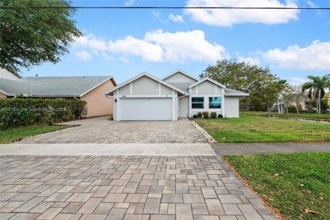 Villa ou maison à vendre à Sunrise, Floride: 3 chambres, 146.79 m2 № 1727094 - photo 2
