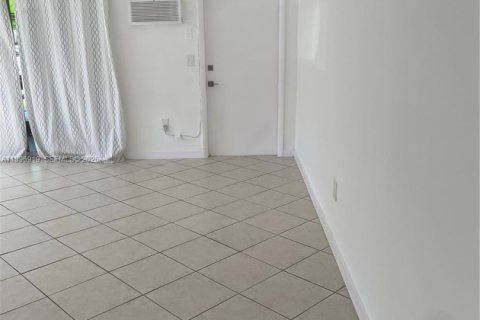 Кондоминиум с 1 спальней в Норт-Майами, Флорида № 2058544