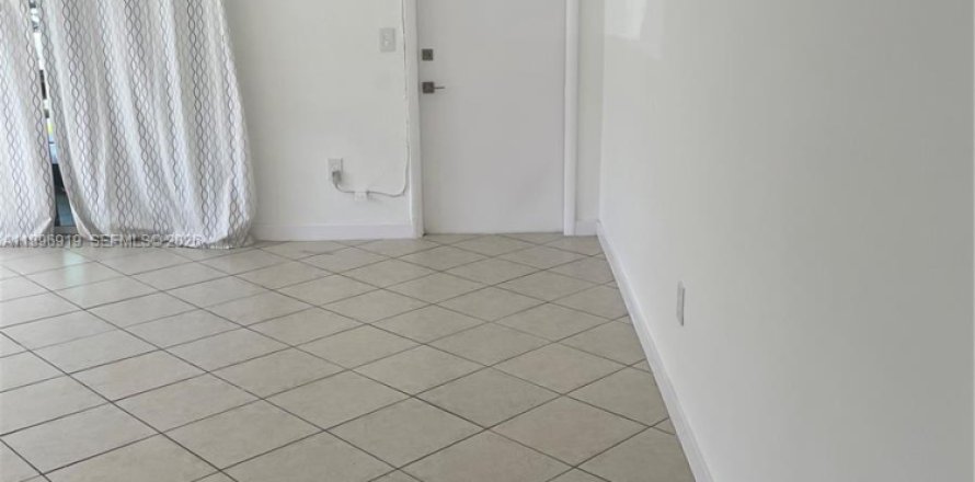 Кондоминиум с 1 спальней в Норт-Майами, Флорида № 2058544