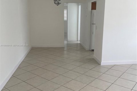 Снять в аренду кондоминиум в Норт-Майами, Флорида 1 спальня, 68.75м2, № 2058544 - фото 2