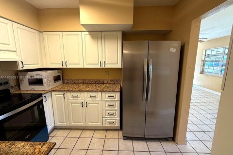 Villa ou maison à louer à Miami, Floride: 3 chambres, 139.35 m2 № 2029608 - photo 4