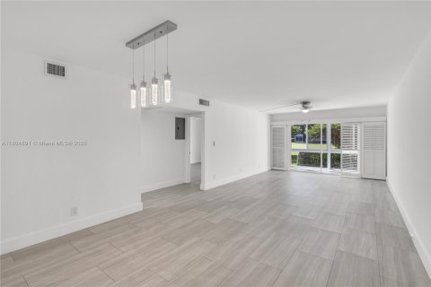 Condo in Coconut Creek, Florida, 2 bedrooms  № 1701011 - photo 10