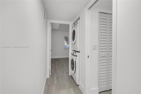 Condo in Coconut Creek, Florida, 2 bedrooms  № 1701011 - photo 23