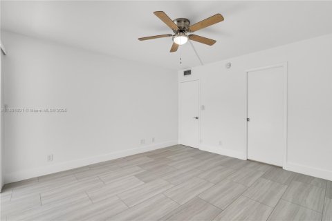Condo in Coconut Creek, Florida, 2 bedrooms  № 1701011 - photo 17