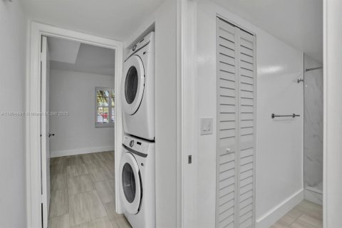 Condo in Coconut Creek, Florida, 2 bedrooms  № 1701011 - photo 24