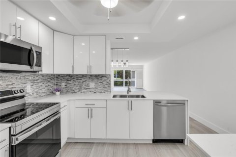 Condo in Coconut Creek, Florida, 2 bedrooms  № 1701011 - photo 5