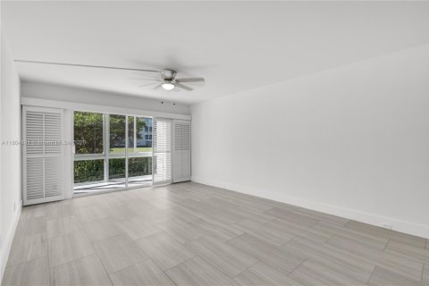 Condo in Coconut Creek, Florida, 2 bedrooms  № 1701011 - photo 11