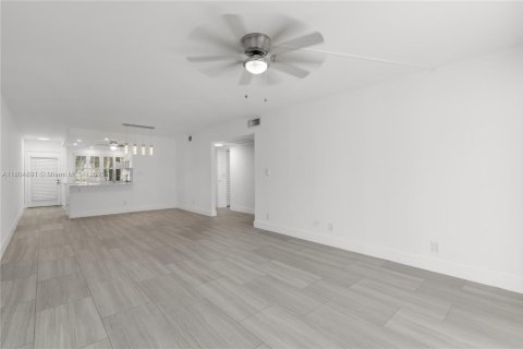 Condo in Coconut Creek, Florida, 2 bedrooms  № 1701011 - photo 9