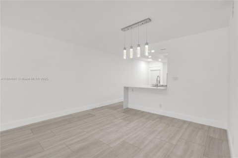 Condo in Coconut Creek, Florida, 2 bedrooms  № 1701011 - photo 7