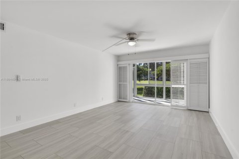 Condo in Coconut Creek, Florida, 2 bedrooms  № 1701011 - photo 12