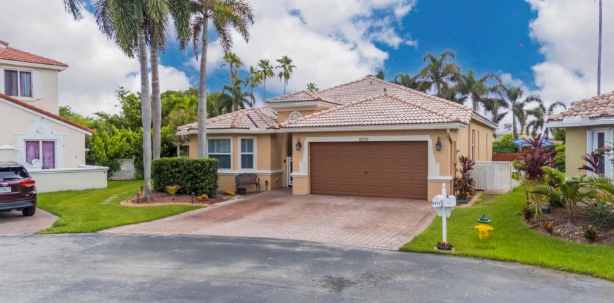 House in Miramar, Florida 4 bedrooms, 195.37 sq.m. № 2192192