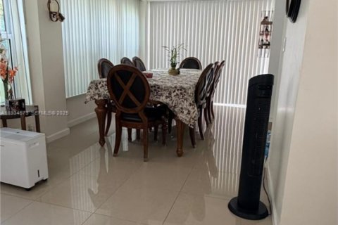 Casa en venta en North Miami Beach, Florida, 3 dormitorios, 98.1 m2 № 1993135 - foto 13