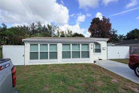 Дом в Норт-Майами-Бич, Флорида 3 спальни, 98.1м2 № 1993135