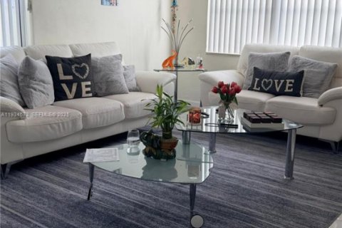 Casa en venta en North Miami Beach, Florida, 3 dormitorios, 98.1 m2 № 1993135 - foto 16