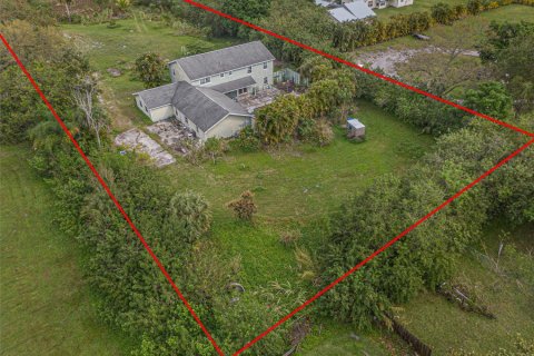 House in Fort Pierce, Florida 6 bedrooms, 269.42 sq.m. № 1055053 - photo 1