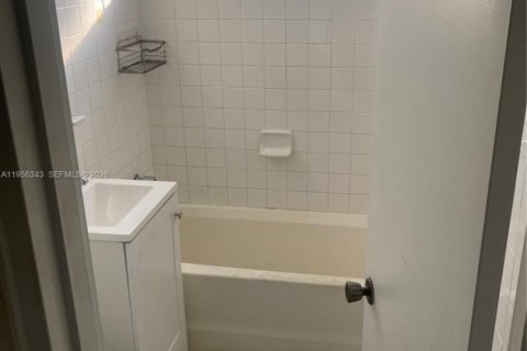 Casa en alquiler en Miami, Florida, 3 dormitorios, 172.52 m2 № 2010705 - foto 7