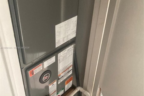 Casa en alquiler en Miami, Florida, 3 dormitorios, 172.52 m2 № 2010705 - foto 3