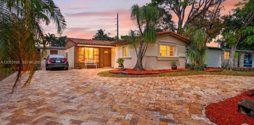 House in Hollywood, Florida 3 bedrooms, 123.84 sq.m. № 2069278