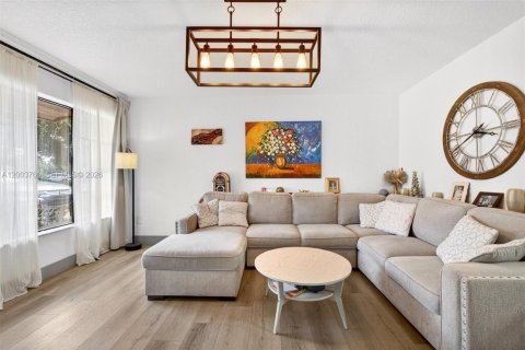House in Hollywood, Florida 3 bedrooms, 123.84 sq.m. № 2069278 - photo 9