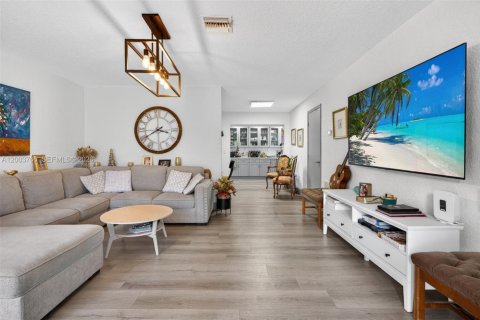 House in Hollywood, Florida 3 bedrooms, 123.84 sq.m. № 2069278 - photo 8