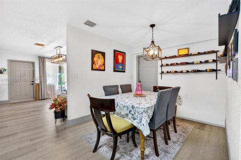 House in Hollywood, Florida 3 bedrooms, 123.84 sq.m. № 2069278 - photo 18