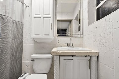House in Hollywood, Florida 3 bedrooms, 123.84 sq.m. № 2069278 - photo 30