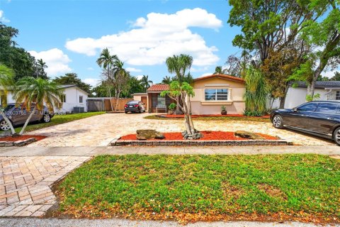 House in Hollywood, Florida 3 bedrooms, 123.84 sq.m. № 2069278 - photo 3