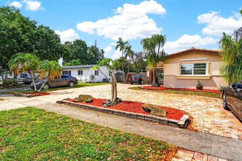 House in Hollywood, Florida 3 bedrooms, 123.84 sq.m. № 2069278 - photo 7