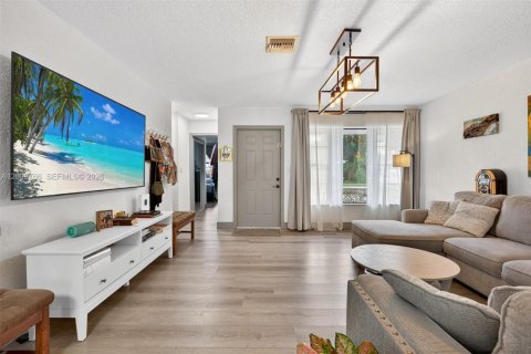House in Hollywood, Florida 3 bedrooms, 123.84 sq.m. № 2069278 - photo 10