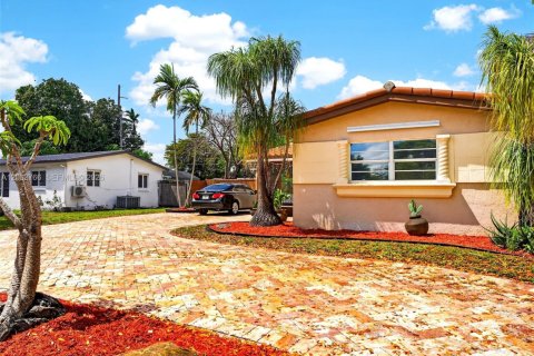 House in Hollywood, Florida 3 bedrooms, 123.84 sq.m. № 2069278 - photo 5