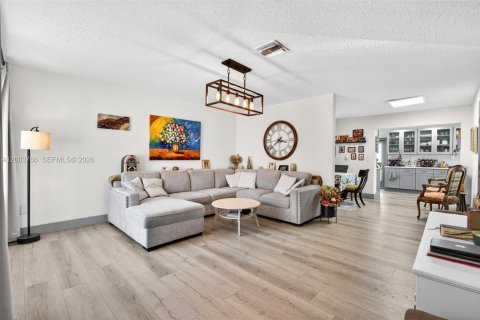 House in Hollywood, Florida 3 bedrooms, 123.84 sq.m. № 2069278 - photo 12
