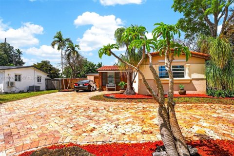 House in Hollywood, Florida 3 bedrooms, 123.84 sq.m. № 2069278 - photo 6