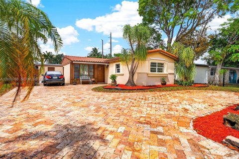 House in Hollywood, Florida 3 bedrooms, 123.84 sq.m. № 2069278 - photo 2