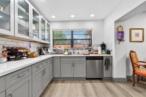 House in Hollywood, Florida 3 bedrooms, 123.84 sq.m. № 2069278 - photo 16