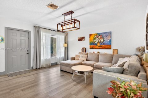 House in Hollywood, Florida 3 bedrooms, 123.84 sq.m. № 2069278 - photo 11