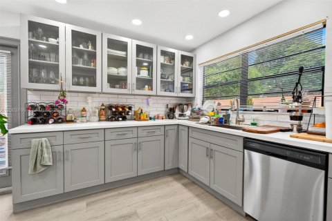 House in Hollywood, Florida 3 bedrooms, 123.84 sq.m. № 2069278 - photo 14
