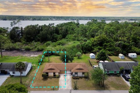 Duplex in New Smyrna Beach, Florida 2 bedrooms, 75.81 sq.m. № 1681281 - photo 2